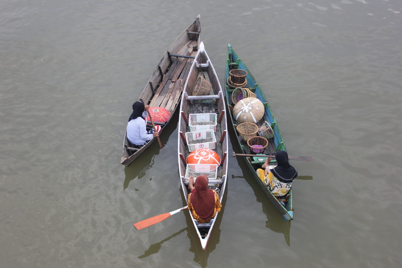 rowing, nature, mode of transportation, outdoors, lok baintan, nautical vessel, rowboat, floating, floating on water, oar, men, waterfront, market, reflection