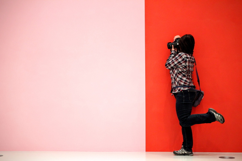 photographing, wall - building feature, lifestyles, color, children only, digital camera, 5K, photography themes, side view, red, Lines, copy space, one person