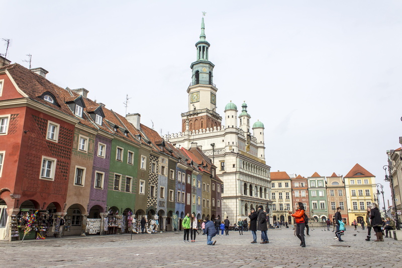 day, sky, crowd, history, travel destinations, adult, buildings, city, poland, historic, real people, poznan, old town square, tourism, group of people