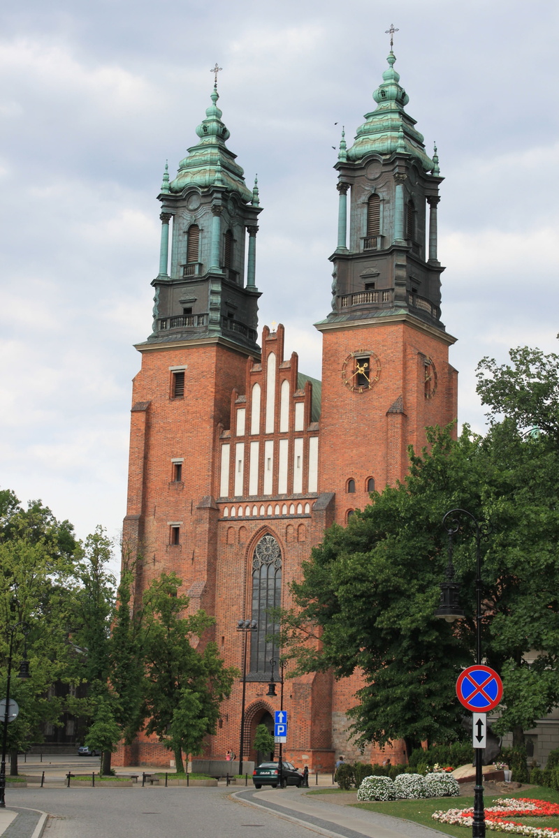 real people, building exterior, 2K, monuments, the cathedral, gothic, the basilica, belief, tree, travel destinations, architecture, cloud - sky, church