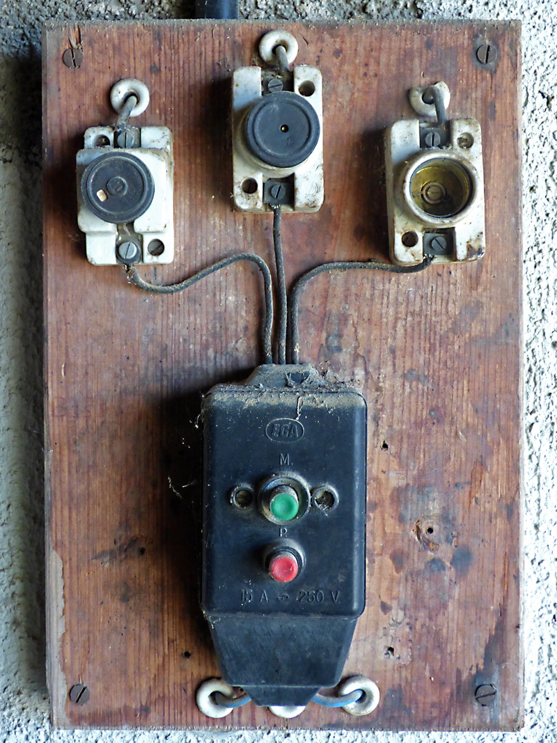 electrical box, indoors, day, Sinkers, no people, old-fashioned, Electrical, 4K, lock, communication, switch, light switch, metal, wood - material, technology