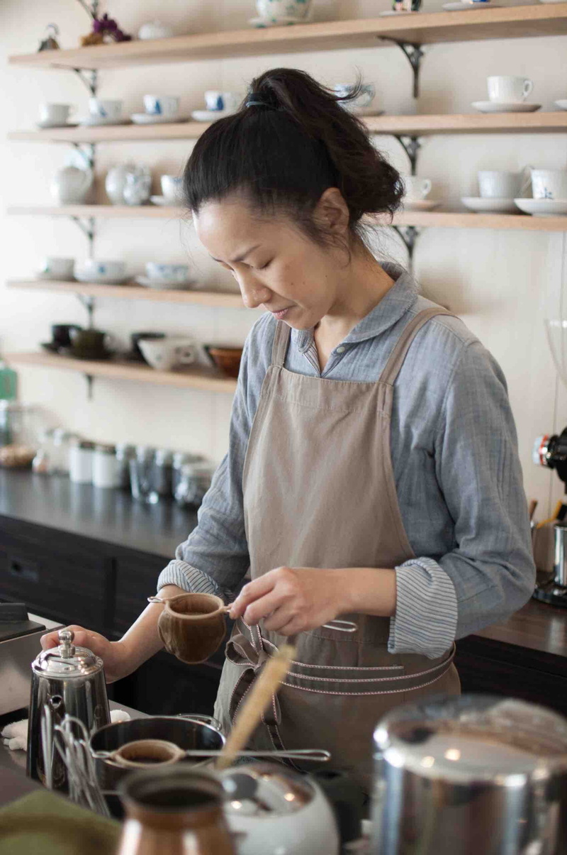 one person, 2K, chiyoda-ku, kitchen, barista, women, household equipment, holding, mid adult women, food, home, domestic kitchen, adult, preparation, hairstyle
