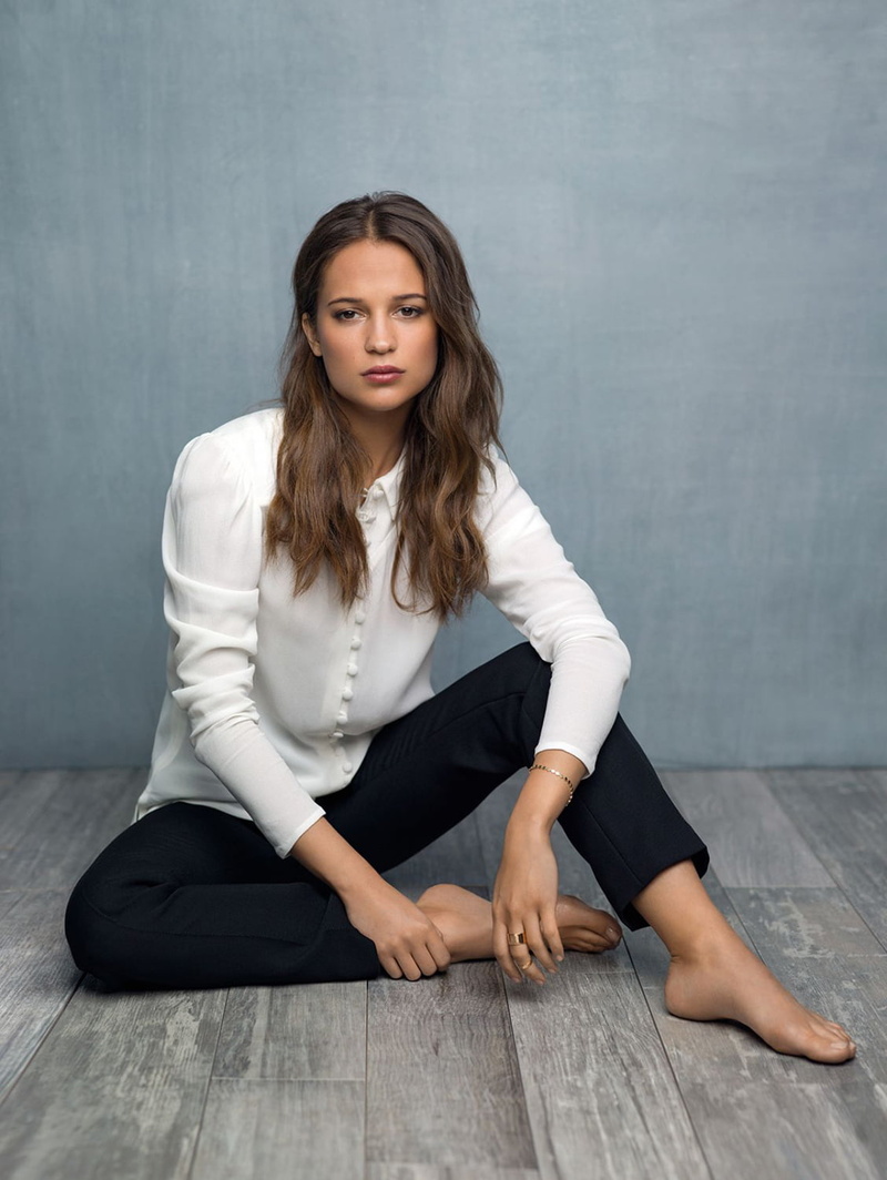 dark hair, Alicia Vikander, actress, Swedish, barefoot, wooden floor, 720P, brunette, women, feet, long hair, on floor