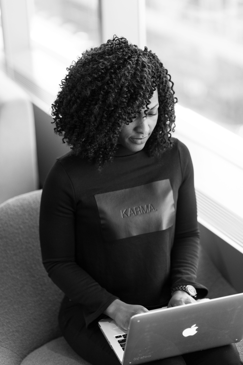 adult, depth of field, woman, black-and-white, portrait, hair, leisure activity, one person, digital nomad, hairstyle, seat, afro, curly hair, female, remote work