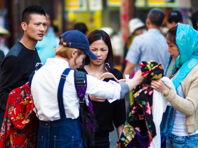 outdoors, dali, day, market, clothing, young adult, crowd, waist up, sell, leisure activity, people, standing, young women, incidental people, buy, women