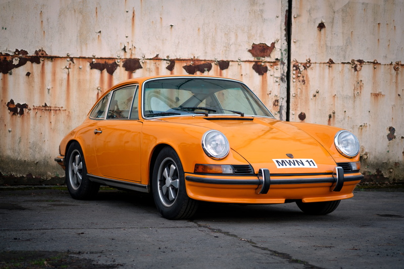 retro styled, stationary, weathered, rust, city, car wheel, porsche 911, architecture, motor vehicle, orange car, street, sports car, fast car, alloy wheel