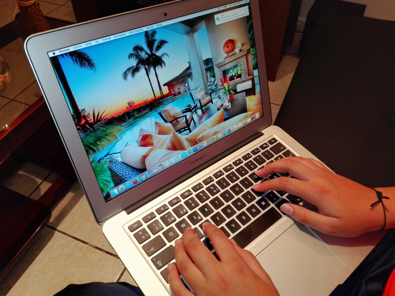 women, an entrepreneur online, air, finger, working, internet, human body part, pool, hand, tree, undertake online, communication, table, the community manager