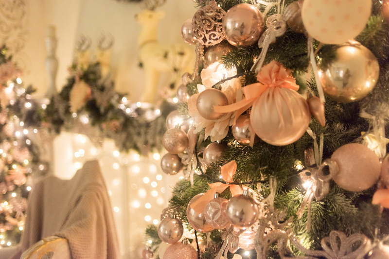 conifer, spruce, christmas lights, illuminated, food, lighting equipment, green, 5K, pine, glitter, person, celebration, close-up, christmas, lighting