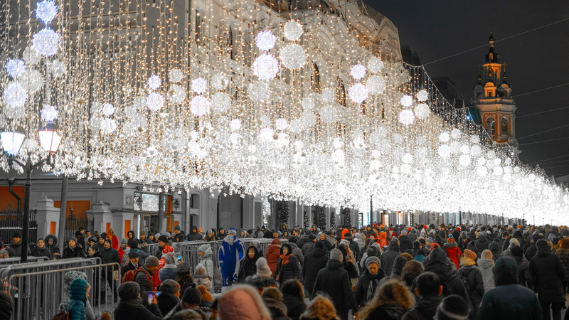 men, architecture, 5K, christmas, interior design, festival, city, human, built structure, room, lighting equipment, large group of people, theater, audience