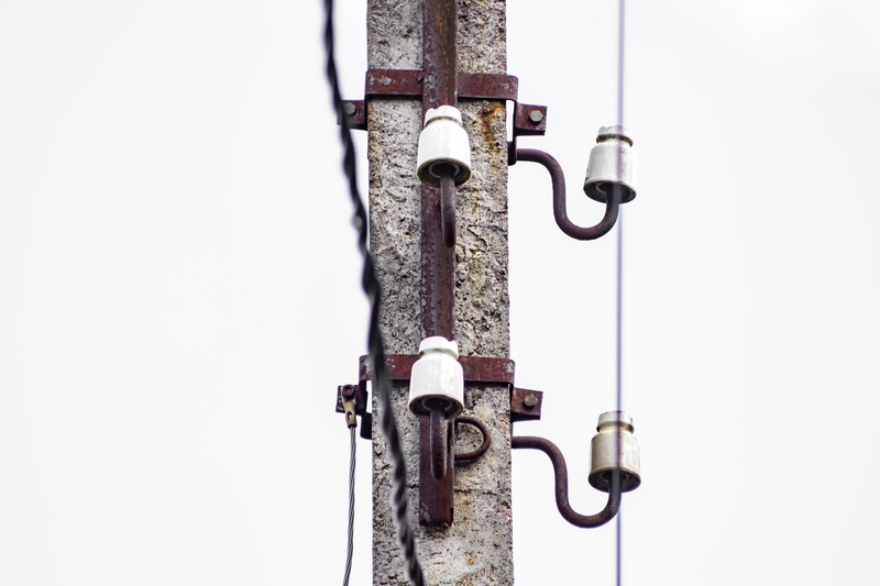 wire, day, electricity, white color, 5K, pipe - tube, old, connection, electrification of, security, attachment, entrance, copy space, post, metal, rusty