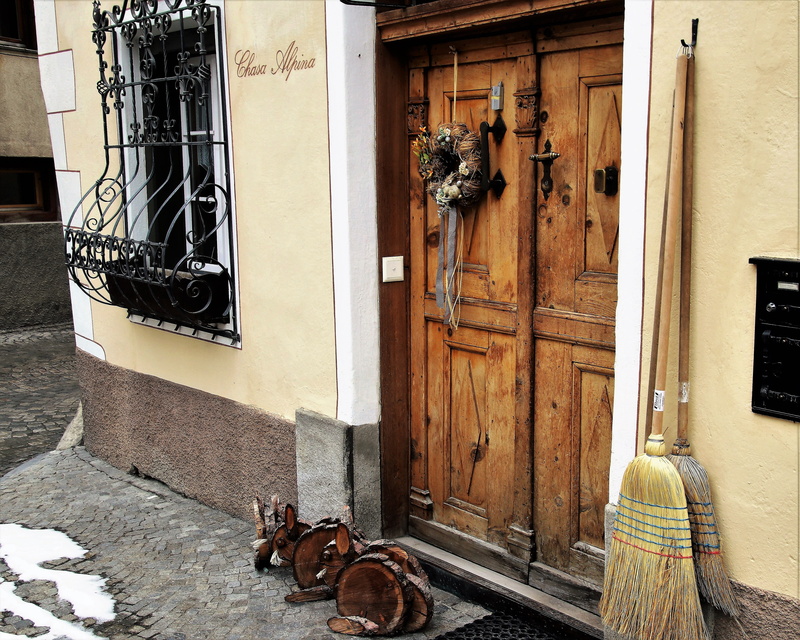 building exterior, at the court of, homemade, entrance, empty street, door handle, day, animal, pets, attached, architecture, domestic animals, composition