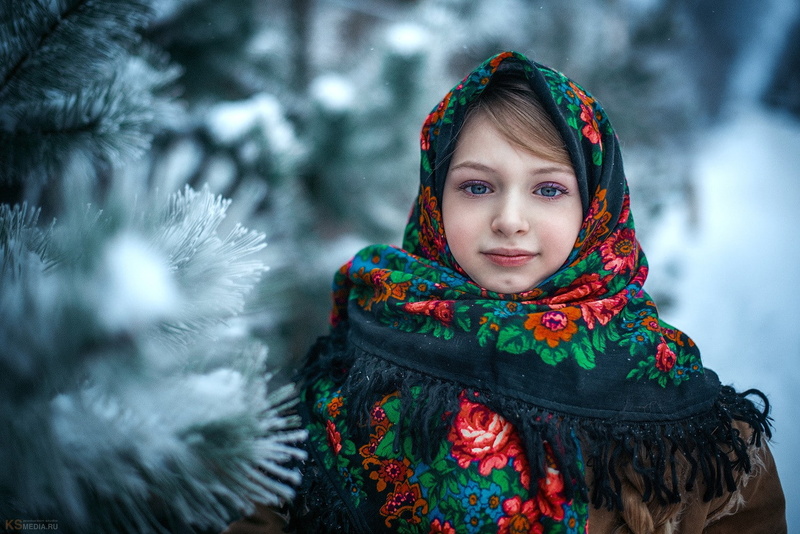 leisure activity, smiling, headshot, front view, one person, portrait, outdoors, clothing, snow, children, beautiful woman, scarf, photography, warm clothing