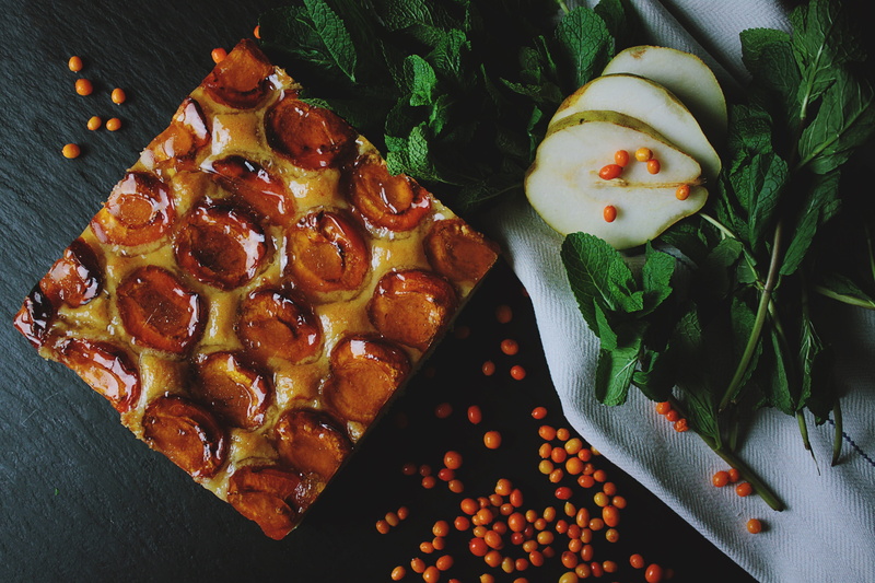 table, snack, freshness, dessert, directly above, healthy eating, still life, pear, cake, sweet, pie, pear pie, ready-to-eat, pear cake, food, fruit, wellbeing
