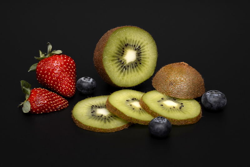 frisch, berries, group of objects, choice, slice, wellbeing, edible, close-up, bio, studio shot, fruits, kiwi, kiwi - fruit, indoors, sweet, strawberry