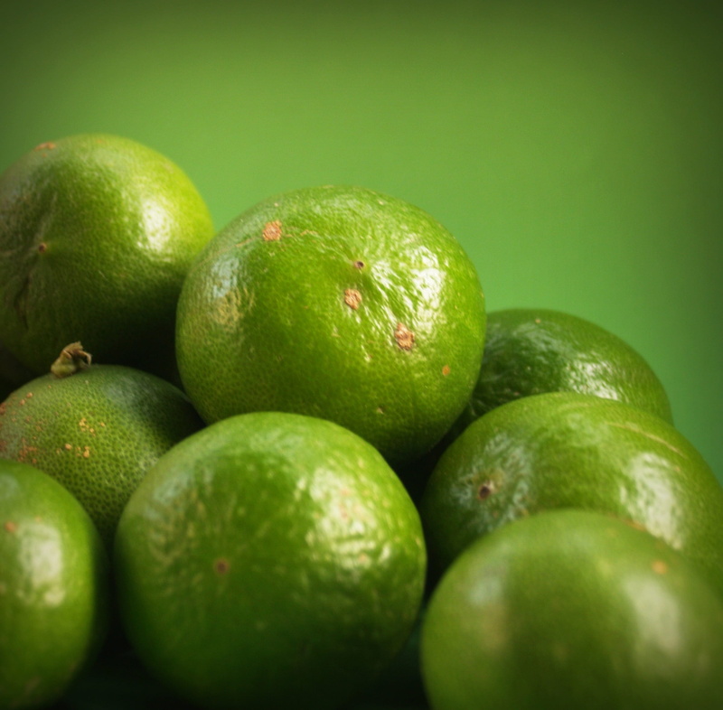 diet, studio shot, ingredient, food, 1080P, round, still life, juicy, delicious, clean, citrus, green color, part, no people, green background, food and drink