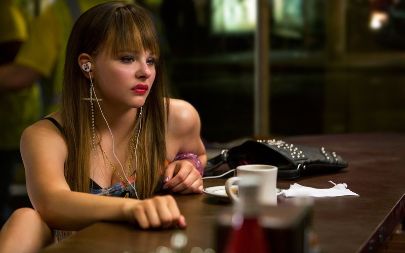 Chloë Grace Moretz, young women, women, 1080P, sitting, hair, drink, Movie, mug, beautiful woman, beauty, front view, food and drink, coffee cup, leisure activity
