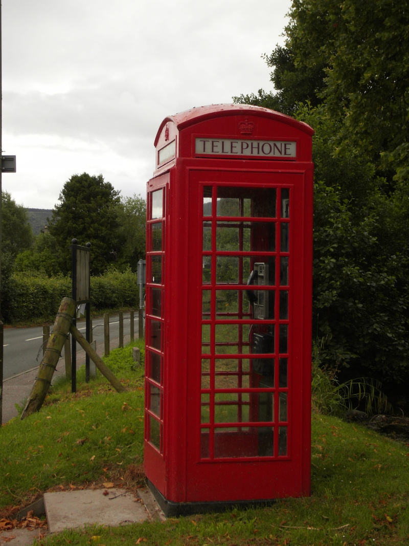 2K, convenience, nature, outdoors, architecture, tree, grass, sky, plant, pay phone, western script, global communications, no people, day, phone booth
