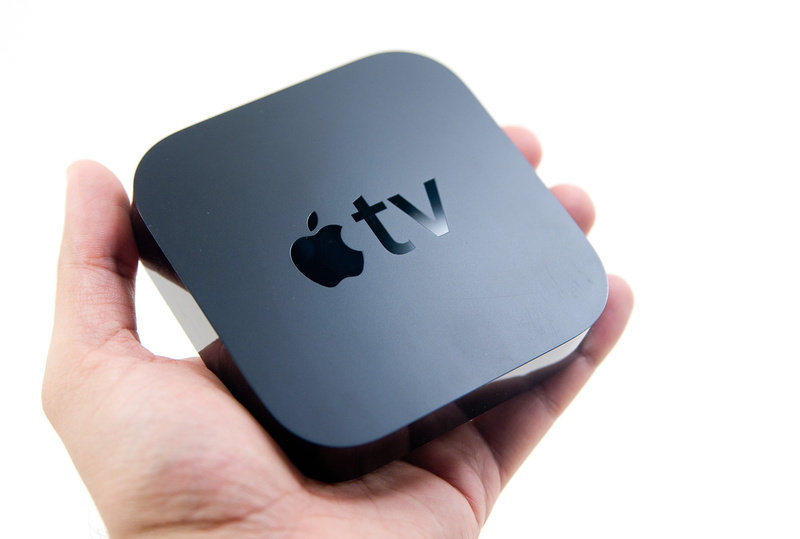 apple, white background, human Finger, computer Mouse, thumb, 720P, macintosh, equipment, technology, human body part, tv, white color, hand, holding
