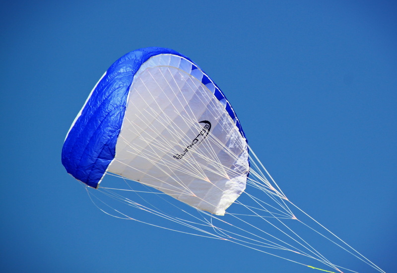 air vehicle, paper currency, glide, day, ease, water sports, mid-air, Parachute, canvas, no people, air, directing linen, bloated, dragons, wind, white color