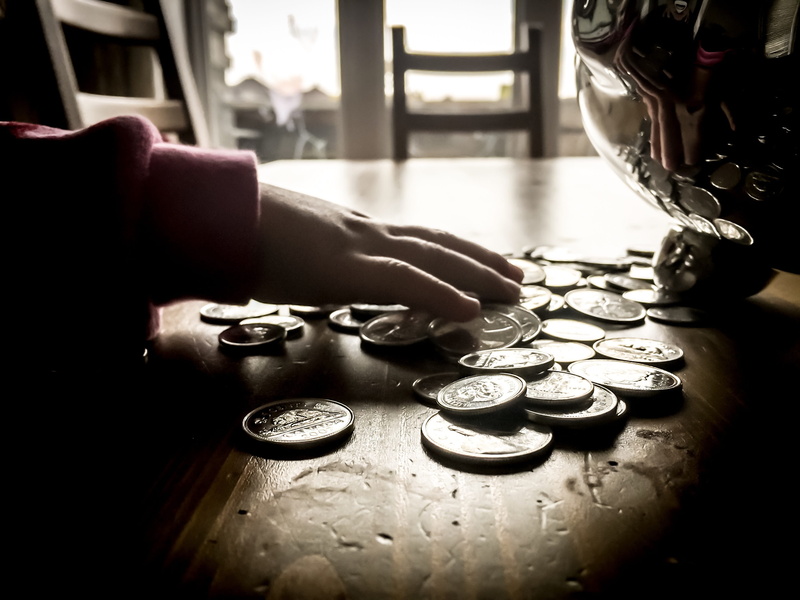 currency, food and drink, banque, coin, indoors, real people, withdrawal of money, finance, 2K, adult, fund, holding, human body part, Currency, money