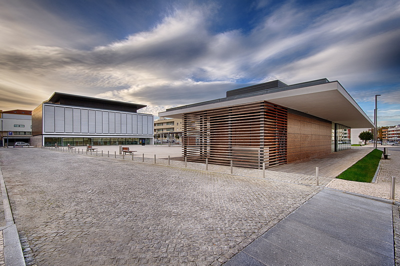 day, sky, anadia, building proximity, building, home ownership, cloud - sky, facade, building exterior, domus, square youth, outdoors, residential district