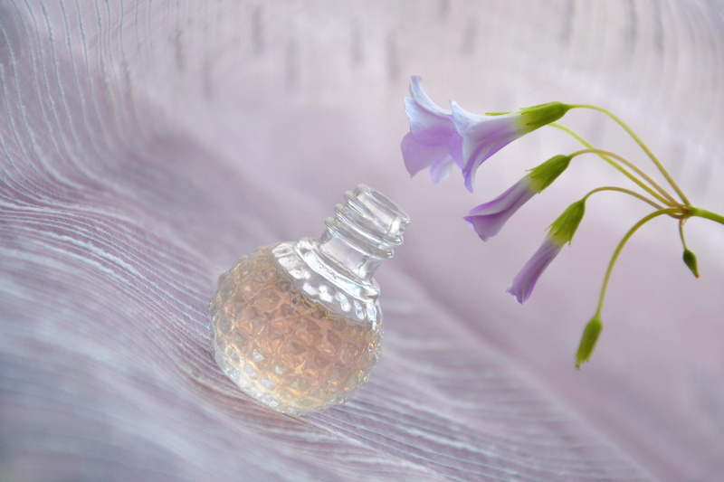 perfume, close-up, container, freshness, indoors, flower, plant, odor, 4K, aromatherapy, bottle, glass, liquid, transparent, nature, petals, no people