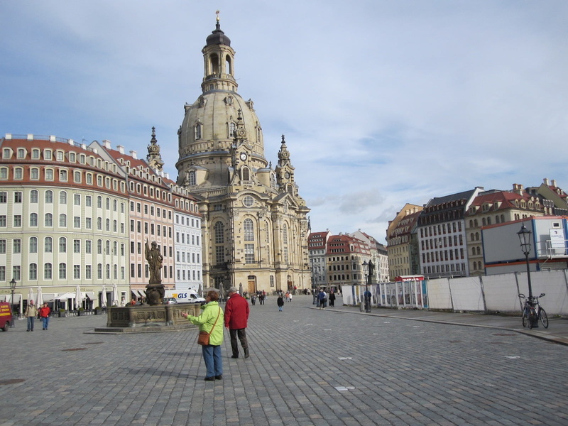 neumarkt, place of worship, city, religion, architecture, group of people, frauenkirche, real people, 720P, travel, built structure, women, belief, rear view