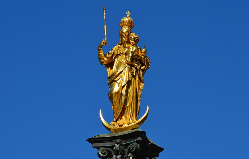 laurel wreath, ornate, outdoors, sky, angel, 5K, Marienplatz, human representation, day, architecture, blue, clear sky, no people, representation, Virgin Mary