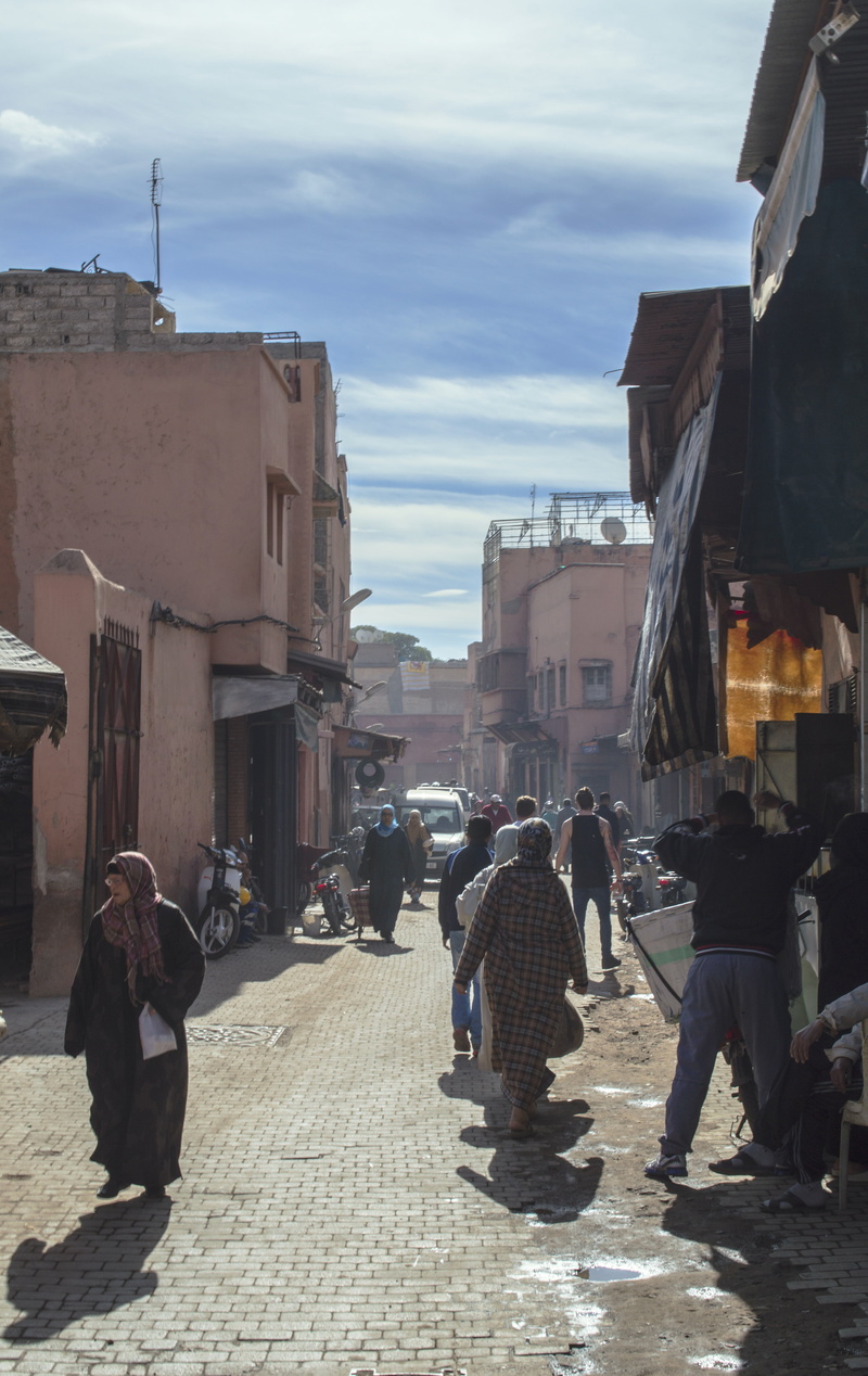 building, day, 5K, streets, women, building exterior, people, tourism, food, city, retail, town, group of people, group, real people, outdoors, landmark