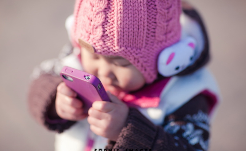 hat, close-up, Shanghai, warm clothing, clothing, holding, Call, Town, iphone, Baby, focus on foreground, 2K, talking, Thames, child, one person, canon