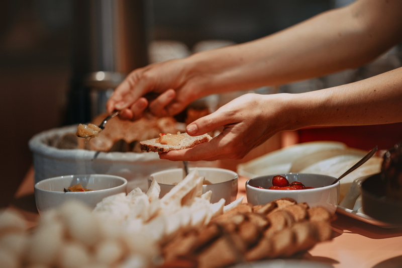 snack, eating, finger, seasoning, burger, bowl, restaurant, 4K, sesame, indoors, hand, kitchen utensil, buffet, table, women, person, meat, two people