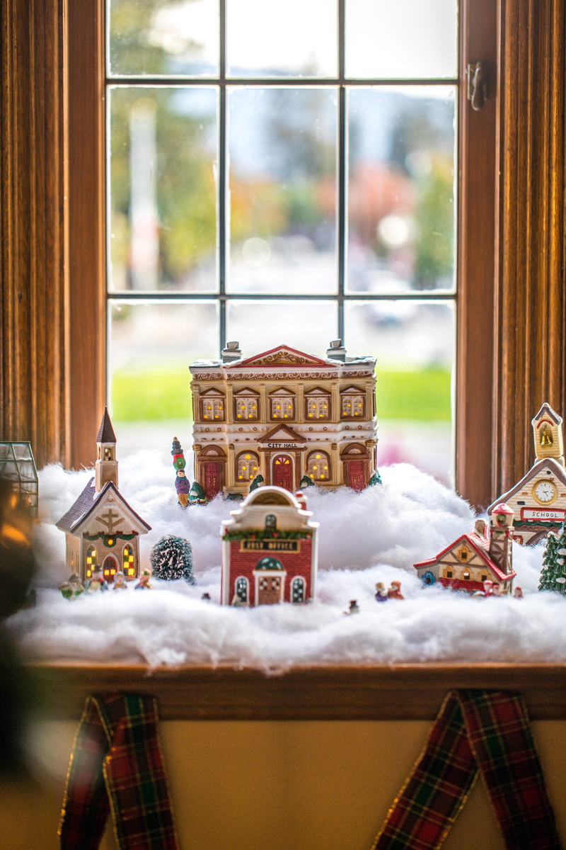 close-up, seasoning, syrup, architecture, christmas, 5K, fudge, icing, day, holiday, cream, no people, decoration, selective focus, candy, celebration