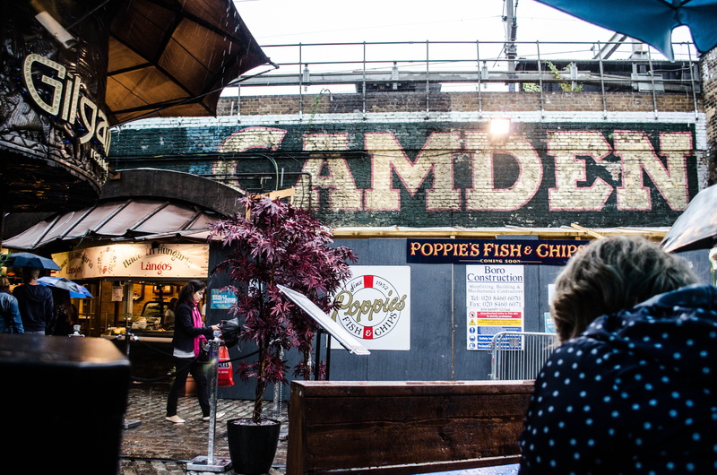 camden, men, building exterior, engeland, lifestyles, stables market, group of people, umbrella, non-western script, day, people, outdoors, camden town