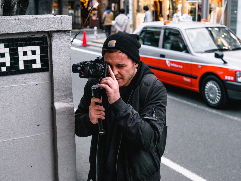 man, protection, bonnet, holding, parked, vehicle, depth of field, outdoors, pavement, wear, one person, male, road, security, 5K, warm clothing, roadway
