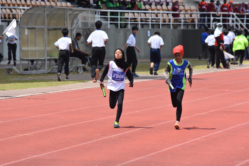 run, islamic, running, people, runner, lari, uniform, clothing, athletic, competition, muslim, female, 4K, real people, islam, lifestyles, outdoors, girls