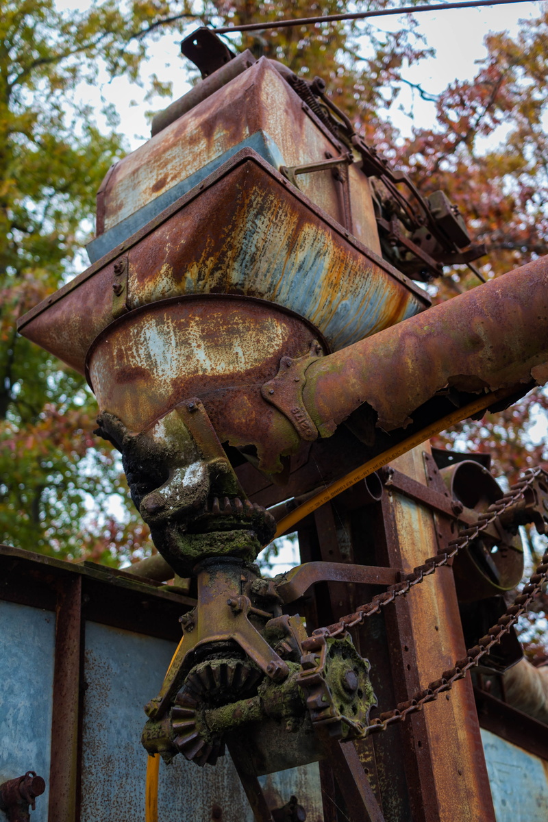 no people, metal, obsolete, antique, 4K, farm machinery, united states, farming, feed, plant, grain shute, transportation, tree, machinery, backdrop, deterioration