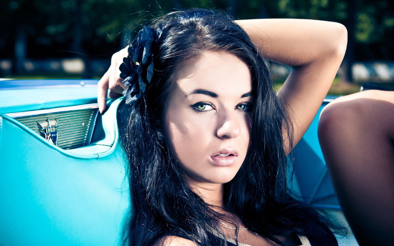 face, black hair, 2K, green eyes, flower in hair