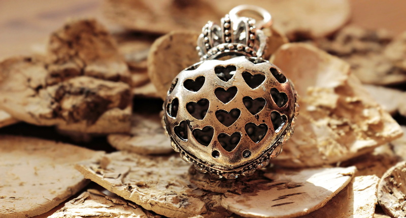 greeting card, welcome, metal, spotted, decoration, brown, still life, heart, crown, heart with crown, indoors, romance, sweet, romantic, beautiful, no people