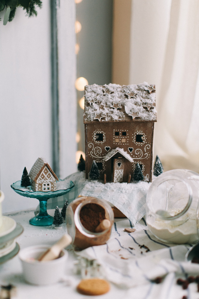 towel, selective focus, brown, décors, wooden, celebration, no people, glass items, cup, tablecloth, dessert, 5K, christmas, colors, sweet, sweet food