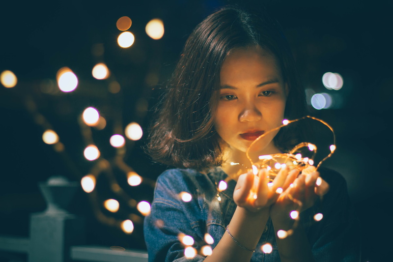 christmas, female, bokeh, portrait, christmas lights, hairstyle, hair, 5K, indoors, adult, pretty, sting, blur, close, sad, focus, bright, looking, girl