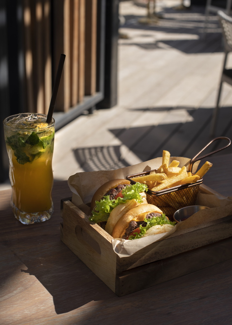 close-up, mojito, patio, healthy eating, day, lemonade, still life, snack, household equipment, cocktail, drinking glass, 5K, tire, cooked, focus on foreground