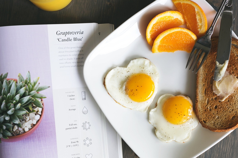 Food, meal, 4K, fried egg, sunny side up, eggs, plate, Egg, kitchen utensil, amp, eating utensil, Breakfast, toast, egg yolk, fried, freshness, healthy eating