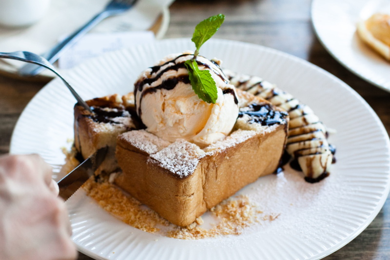 sweet food, baked, human hand, vanilla ice cream, icecream, ready-to-eat, indoors, indulgence, eating utensil, dessert, cream, cut, 2K, freshness, plate
