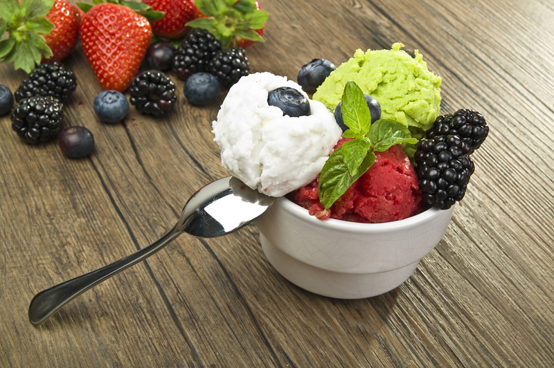 close-up, blueberry, berry Fruit, gourmet, strawberry, breakfast, rustic, organic, spoon, blueberries, summer, ice cream, 4K, sweet, bowl, plate, food And Drink