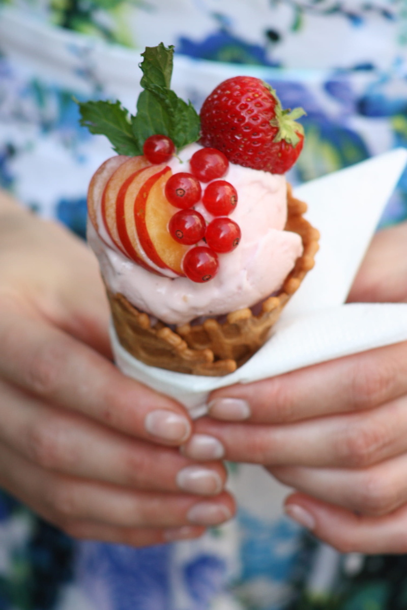 freshness, 1080P, cream, human body part, food, berry, holding, lifestyles, Ice cream, temptation, cake, real people, snack, dessert, sweet, berries, finger