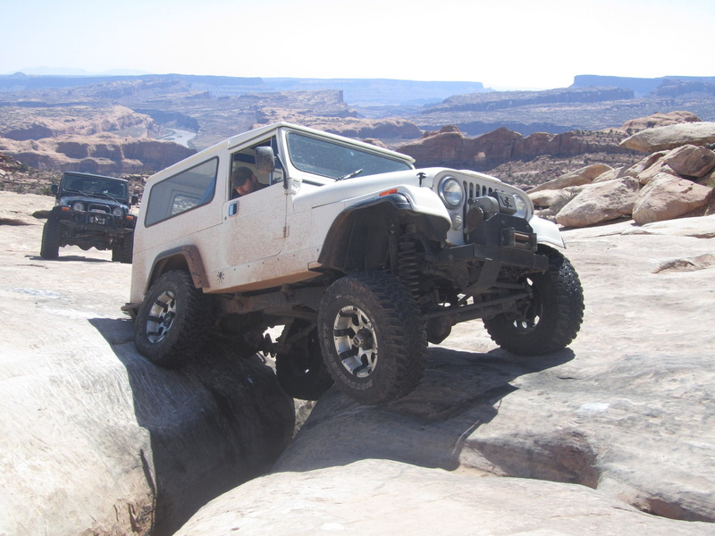 wheels, sunlight, cross over, dangerous, land vehicle, no people, rocks, environment, outdoors, offroad, mountain range, landscape, jeep, mountain, 1080P