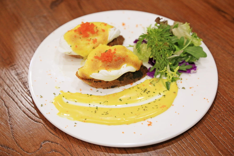 indoors, food, fried egg, fried, western, sunny side up, egg, meat, 5K, wood - material, no people, dishes, vegetable, meal, plate, wobble, garnish, vegetables