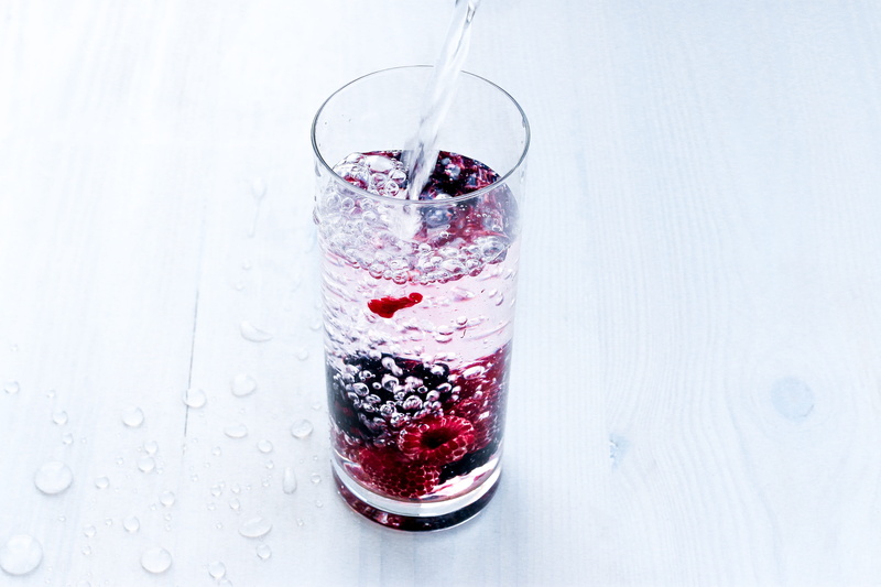 motion, raspberry, studio shot, cocktail, household equipment, freshness, alcohol, juice, close, water, sweet, transparent, refreshment, transparency, splashing