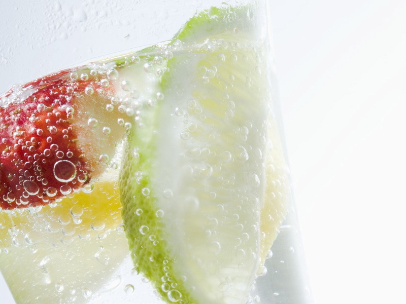 strawberry, lime, bubble, close-up, slice, food and drink, cold temperature, alcohol, 720P, tonic water, mojito, white background, refreshment, glass