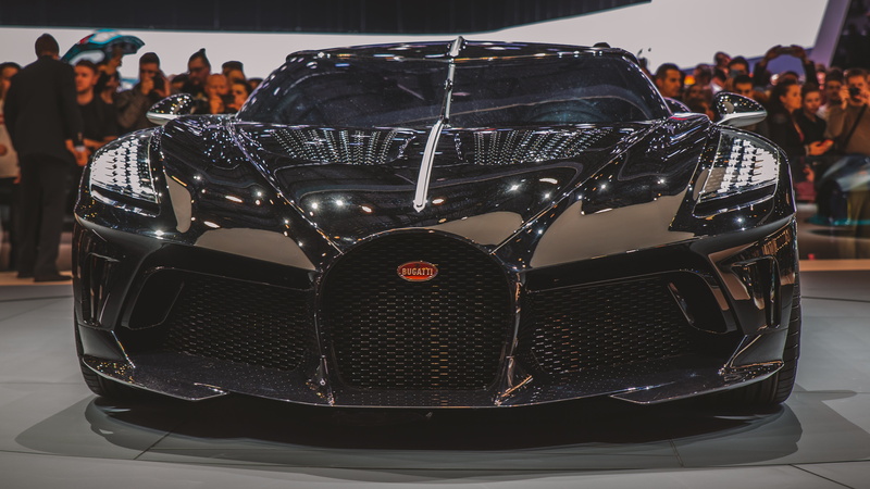 bugatti, motor vehicle, men, mode of transportation, real people, group of people, crowd, automobile, women, car, transportation, land vehicle, incidental people